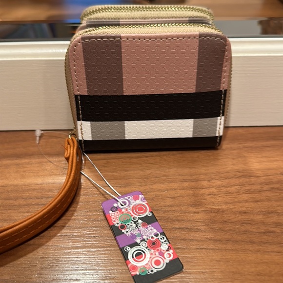 4x4 wristlet   Zippered. Tan/black/white pattern - Picture 5 of 5